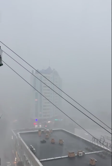 Фото Мощный ураган обрушился на Новосибирск. ОНЛАЙН 4 - Сиб.ФМ Фото Мощный ураган обрушился на Новосибирск. ОНЛАЙН 4